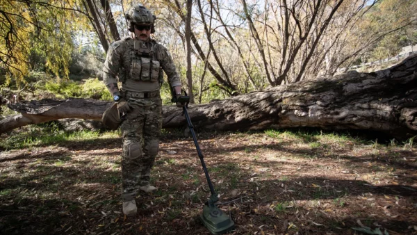 Defence personnel using Minelab's MDS-20.
